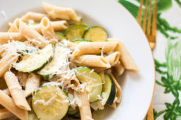 makaron z cukinią i sosem cytrynowym