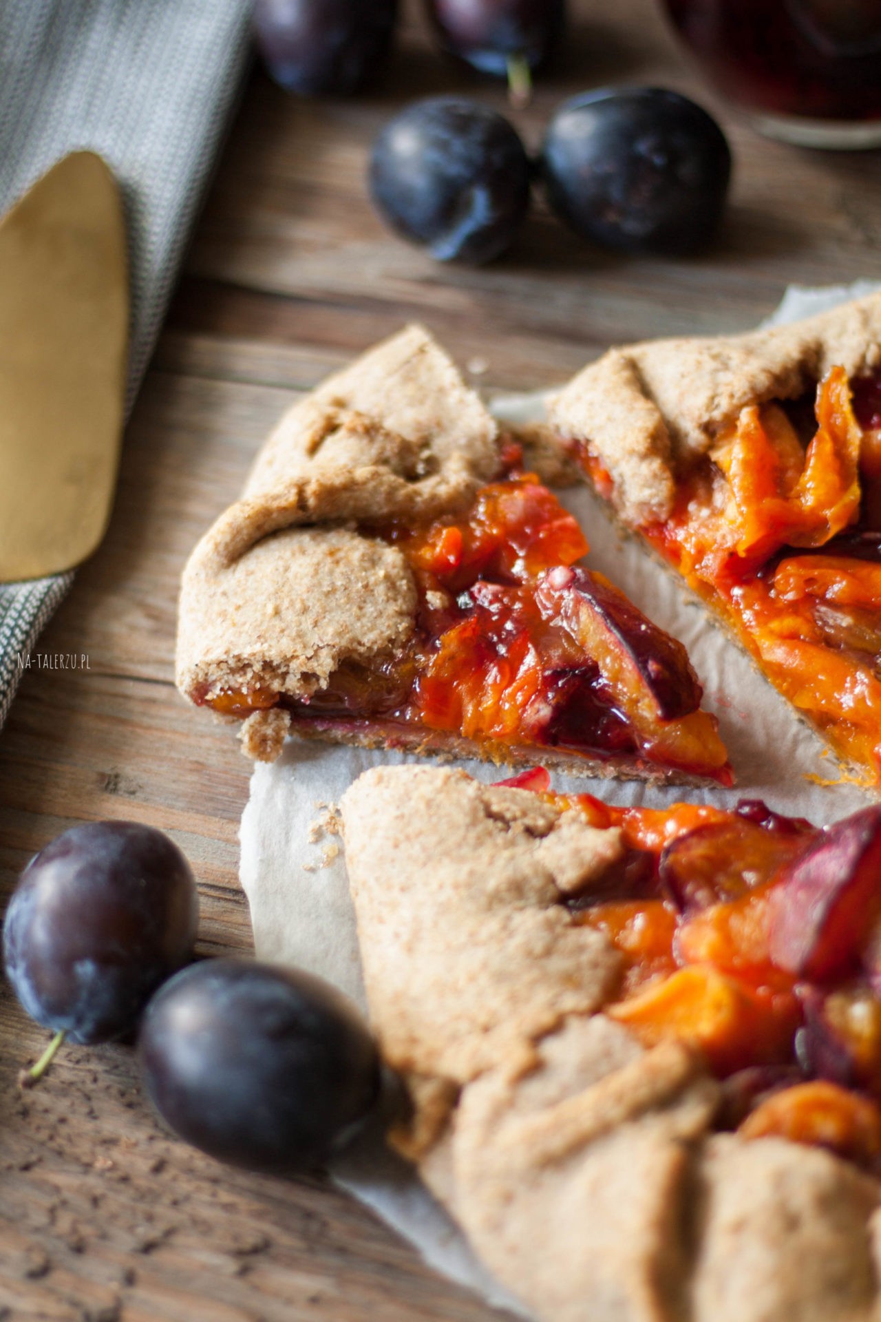 fit tarta ze śliwkami i morelami