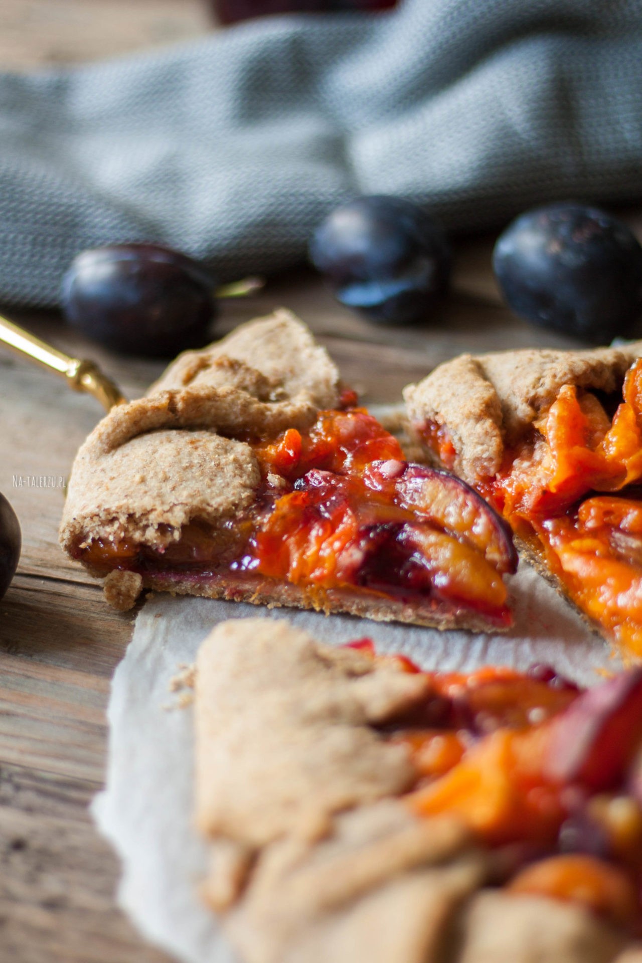 fit tarta ze śliwkami i morelami