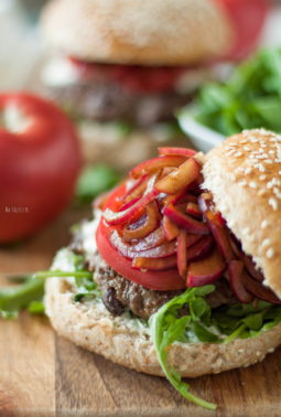 burgery z marynowaną cebulką