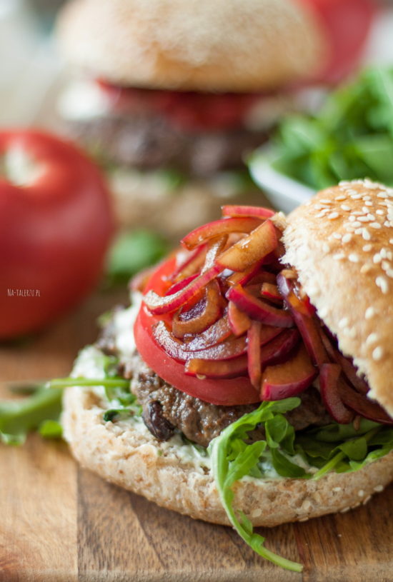 burgery z marynowaną cebulką