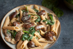 makaron z grzybami i szpinakiem