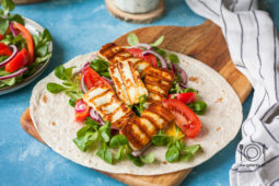 Tortilla z serem halloumi i warzywami