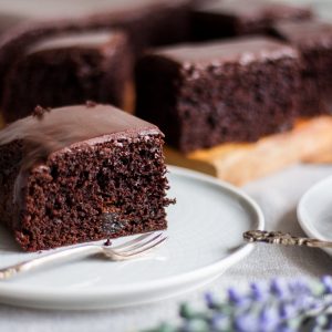 Szybkie Ciasto czekoladowe z suszonymi czereśniami
