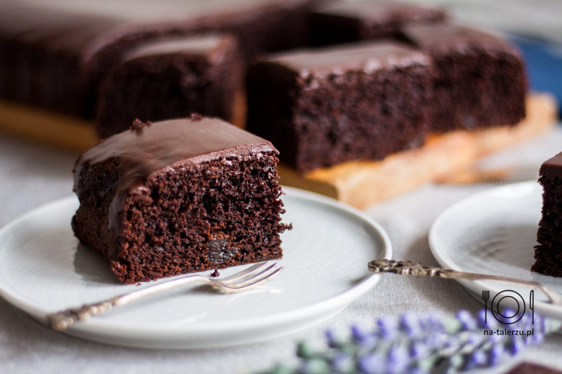 Szybkie Ciasto czekoladowe z suszonymi czereśniami