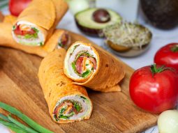 Tortilla z szynką, awokado i pomidorem