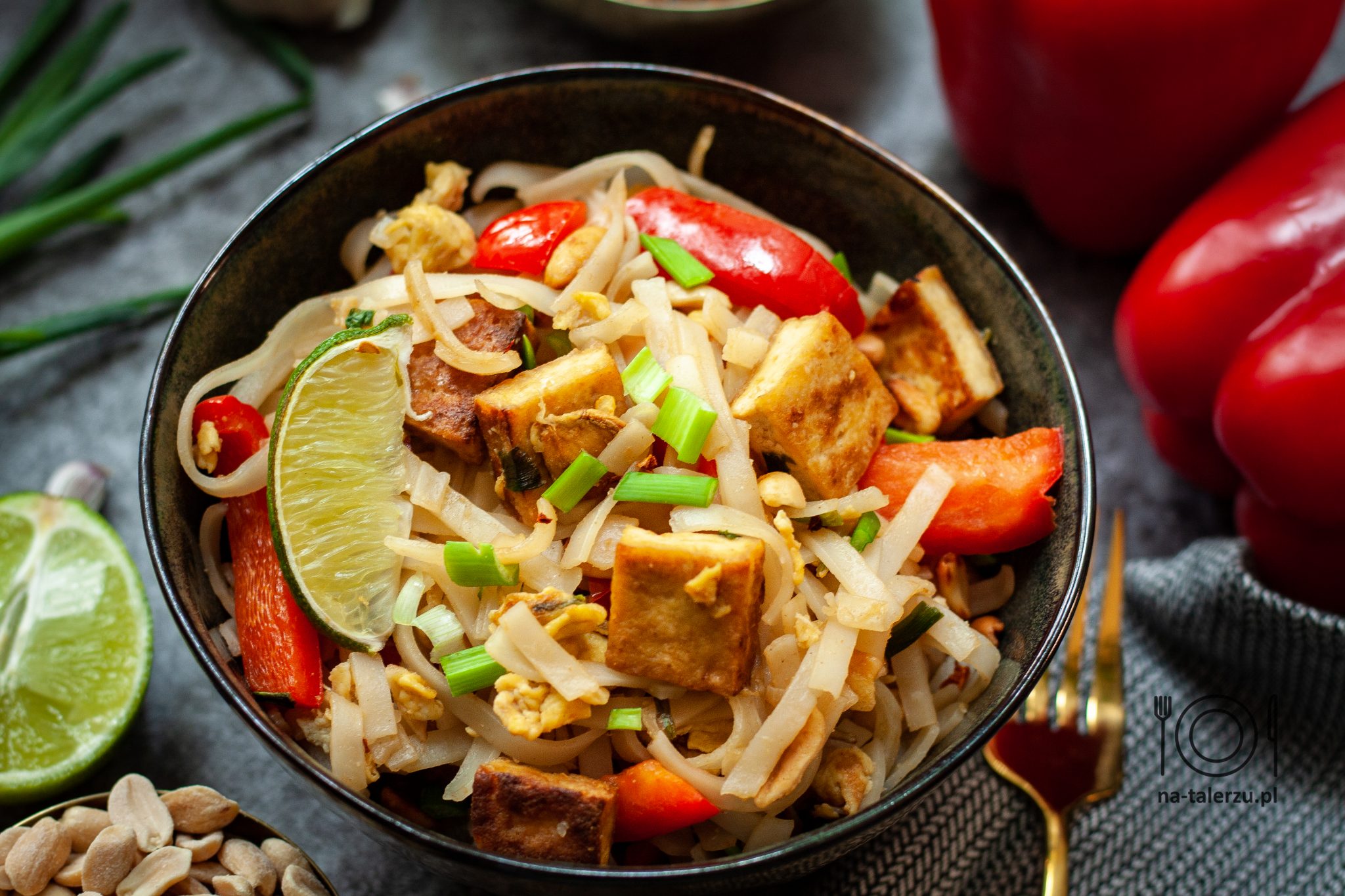 Pad thai z tofu - przepis na szybki obiad - Na-talerzu.pl