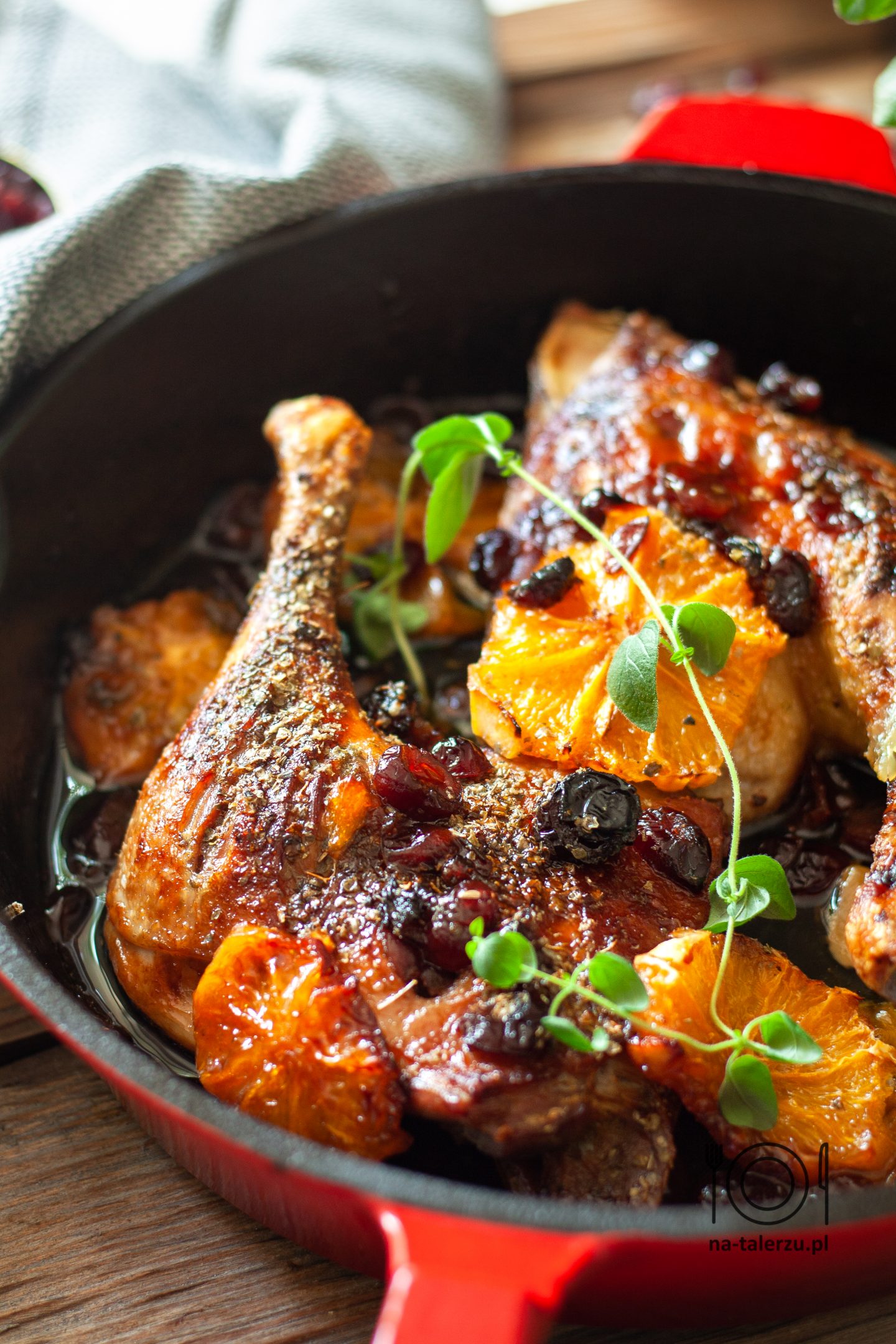 Pieczone udka kaczki z pomarańczami i żurawiną