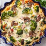 Frittata z pieczarkami, szynką i brokułem
