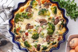 Frittata z pieczarkami, szynką i brokułem