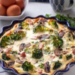 Frittata z pieczarkami, szynką i brokułem