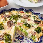 Frittata z pieczarkami, szynką i brokułem