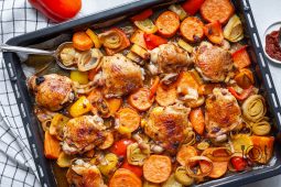 Kurczak z harissą morelową i batatami