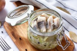 Śledzie w oleju z cebulką