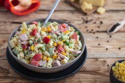 Sałatka z makaronem i szynką