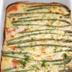 Pieczony omlet ze szparagami i łososiem wędzonym