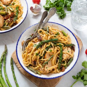 Spaghetti z kurczakiem, szparagami i suszonymi pomidorami