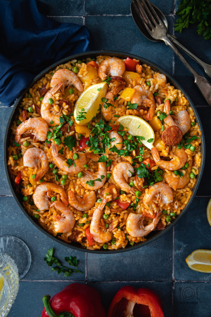 Paella z krewetkami i chorizo