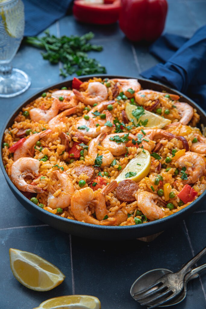 Paella z krewetkami i chorizo