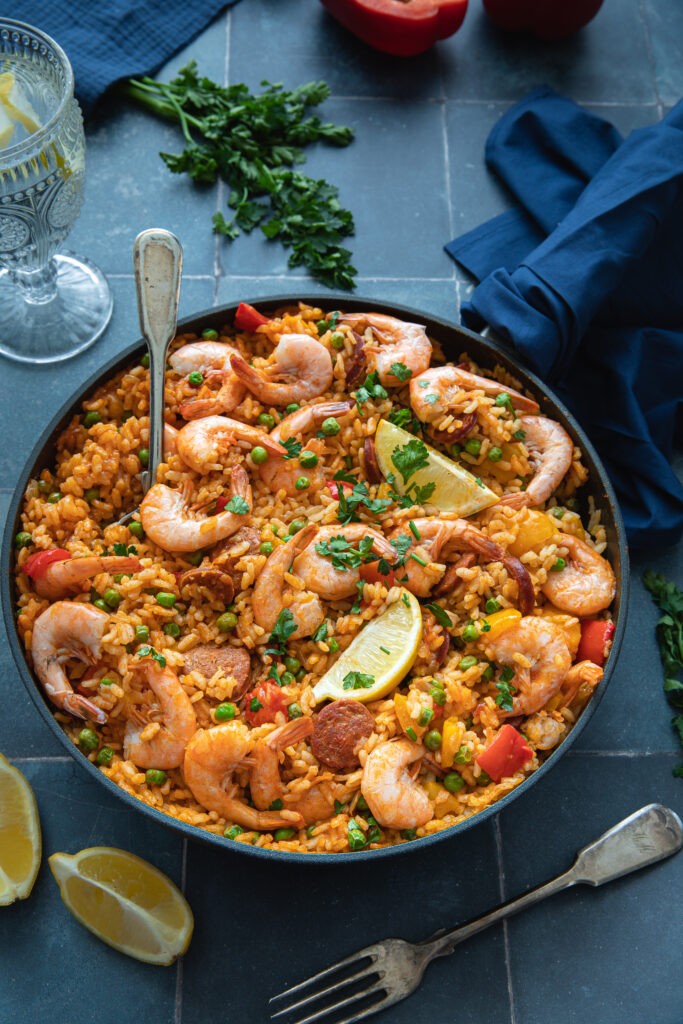 Paella z krewetkami i chorizo