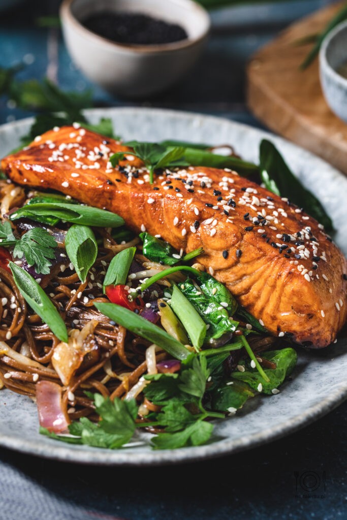 Łosoś teriyaki z makaronem soba