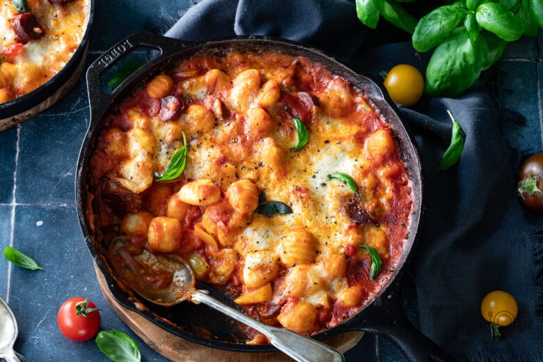 gnocchi zapiekane w sosie pomidorowym z chorizo i mozzarellą