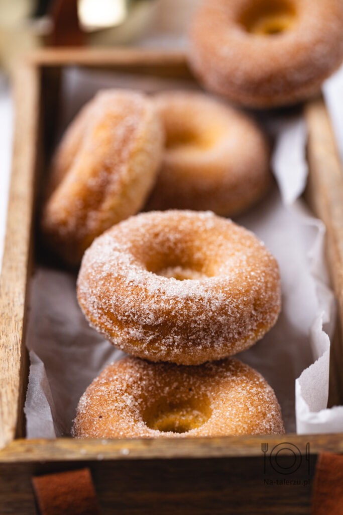 Pieczone donuty cynamonowe