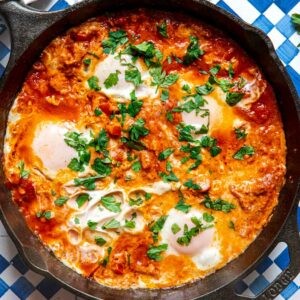 Tunezyjska Szakszuka - najlepszy przepis na jajka w pomidorach