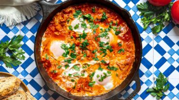 Tunezyjska Szakszuka - najlepszy przepis na jajka w pomidorach