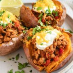 Bataty faszerowane mięsem w stylu tex-mex