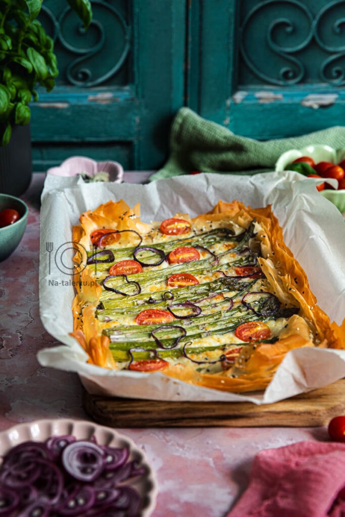 Tarta ze szparagami i ciastem filo