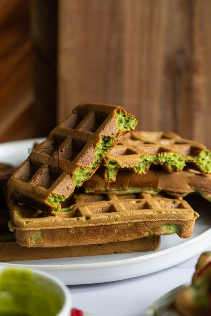 Gofry matcha z zieloną polewą czekoladową