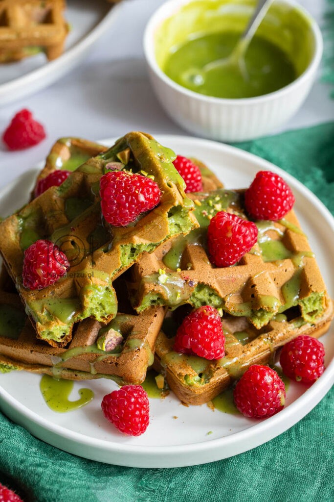Gofry matcha z zieloną polewą czekoladową