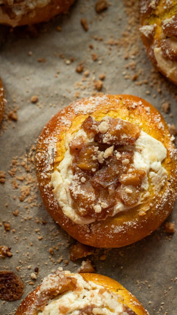 Drożdżówki dyniowe z serem i karmelizowanymi jabłkami