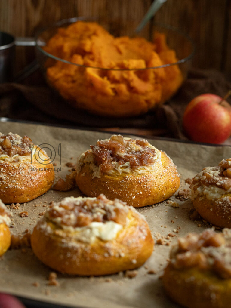 Drożdżówki dyniowe z serem i karmelizowanymi jabłkami
