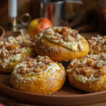 Drożdżówki dyniowe z serem i karmelizowanymi jabłkami