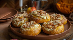 Drożdżówki dyniowe z serem i karmelizowanymi jabłkami