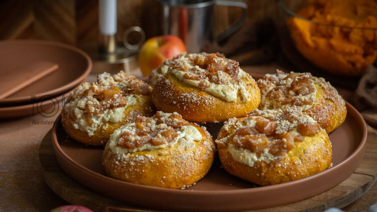 Drożdżówki dyniowe z serem i karmelizowanymi jabłkami