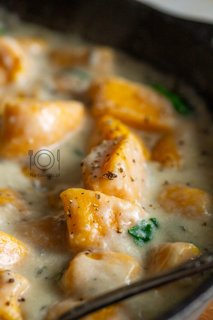 Dyniowe leniwe z sosem z gorgonzoli i szpinakiem