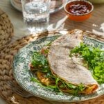 Śniadaniowa tortilla z jajecznicą, kiełbaską i papryką