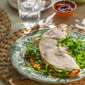 Śniadaniowa tortilla z jajecznicą, kiełbaską i papryką