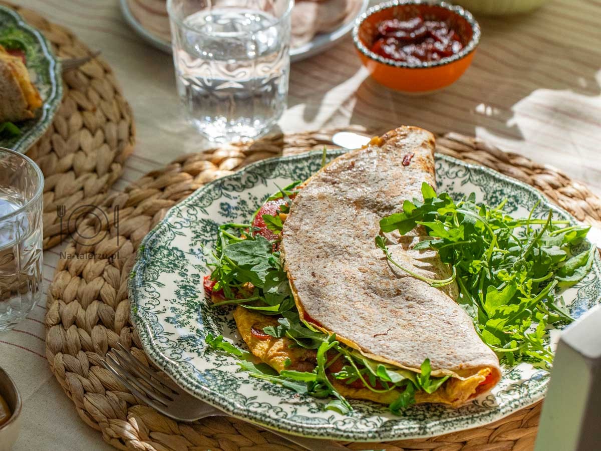 Śniadaniowa tortilla z jajecznicą, kiełbaską i papryką