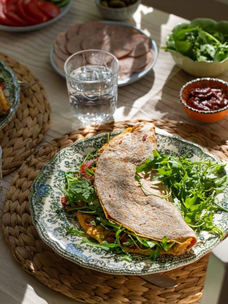 Śniadaniowa tortilla z jajecznicą, kiełbaską i papryką