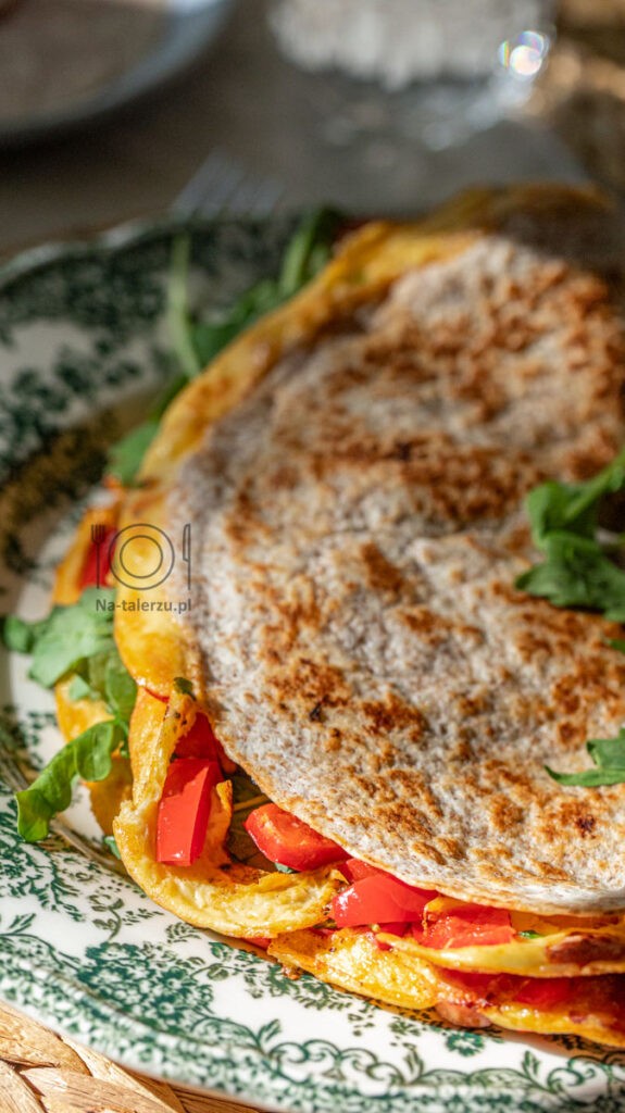Śniadaniowa tortilla z jajecznicą, kiełbaską i papryką