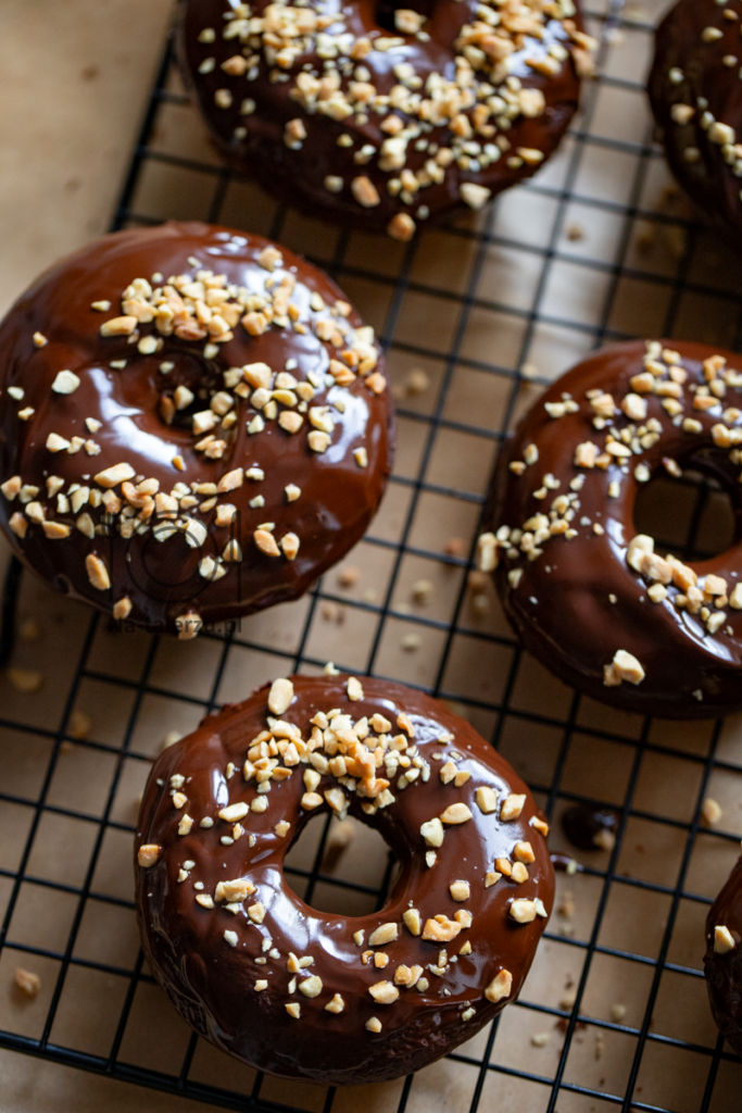 Pieczone czekoladowe oponki donuty