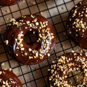 Pieczone czekoladowe oponki donuty