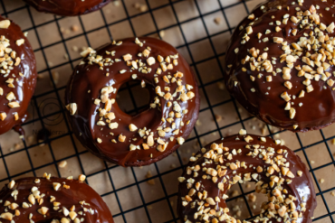 Pieczone czekoladowe oponki donuty