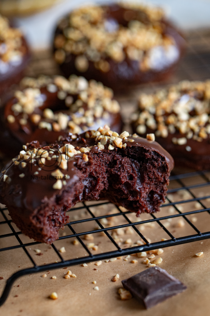 Pieczone czekoladowe oponki donuty
