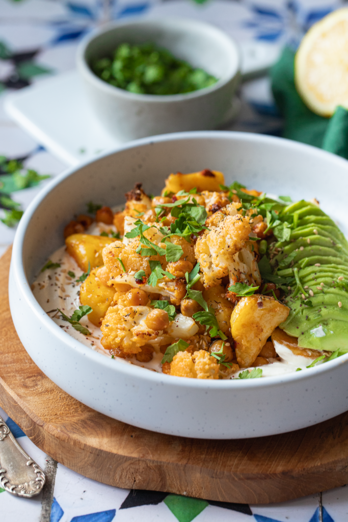 Bowl z pieczonym kalafiorem i chrupiącą ciecierzycą ziemniakami