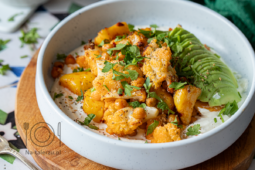 Bowl z pieczonym kalafiorem i chrupiącą ciecierzycą ziemniakami
